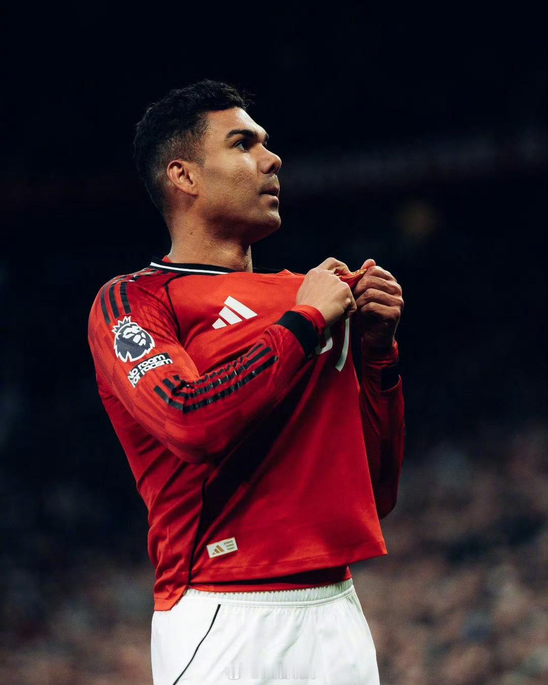 破防瞬间！34岁红魔功勋挺身而出，头球破门深情吻队徽，拼尽全力抽筋离场，球迷不舍