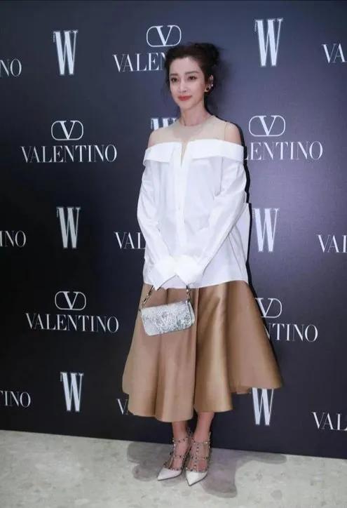 消失许久的李冰冰，这是吃了仙草还是还魂丹！ 颜值一直都是非常在线的，双丸子头也是