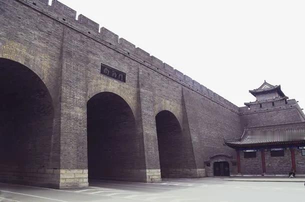 城门，是古代攻城战里最容易让人误解的目标。
 
门洞宽，进去就是城里，直觉上这是