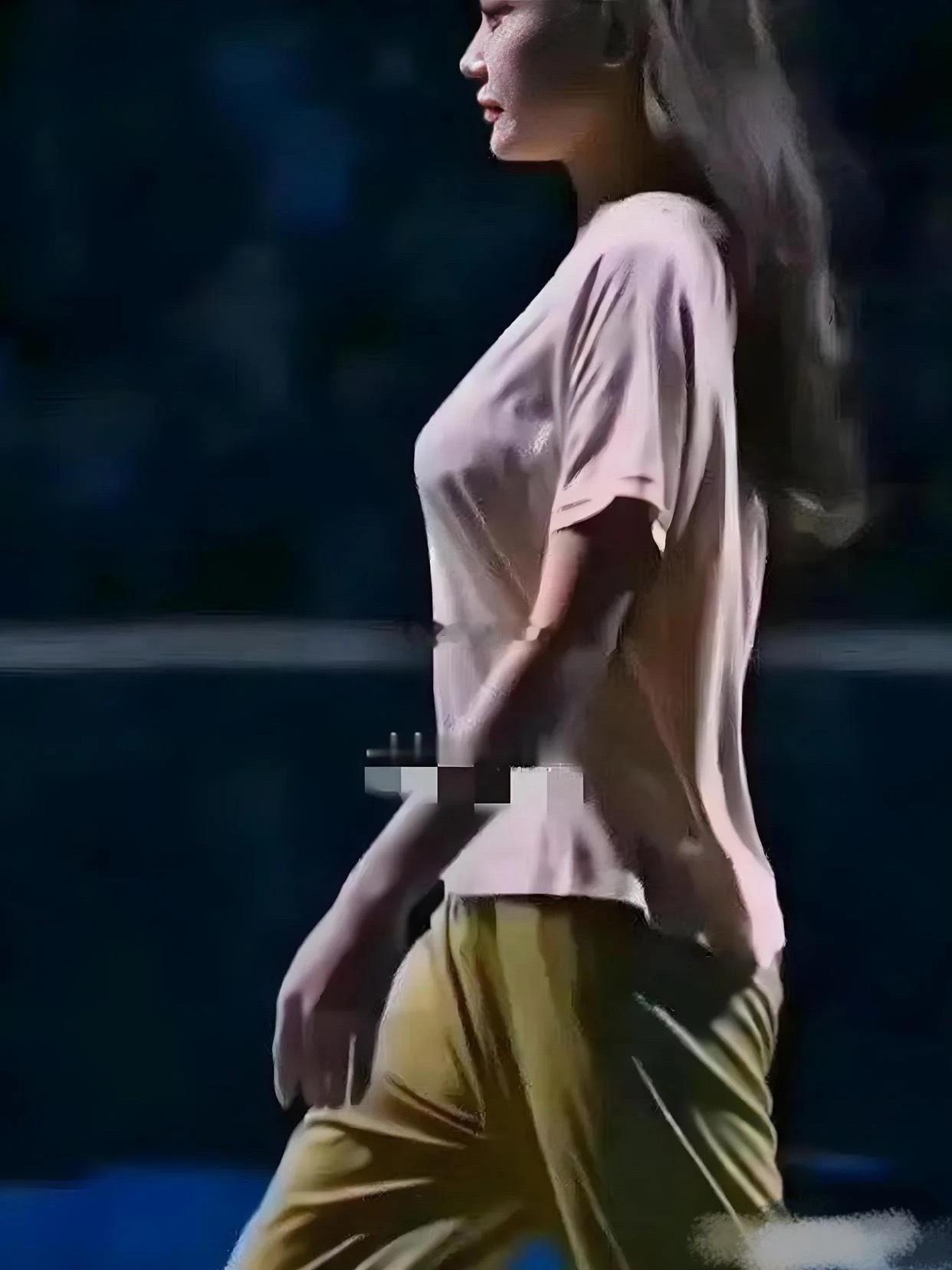 果然明星也拯救不了这么素的衣服 ​​​