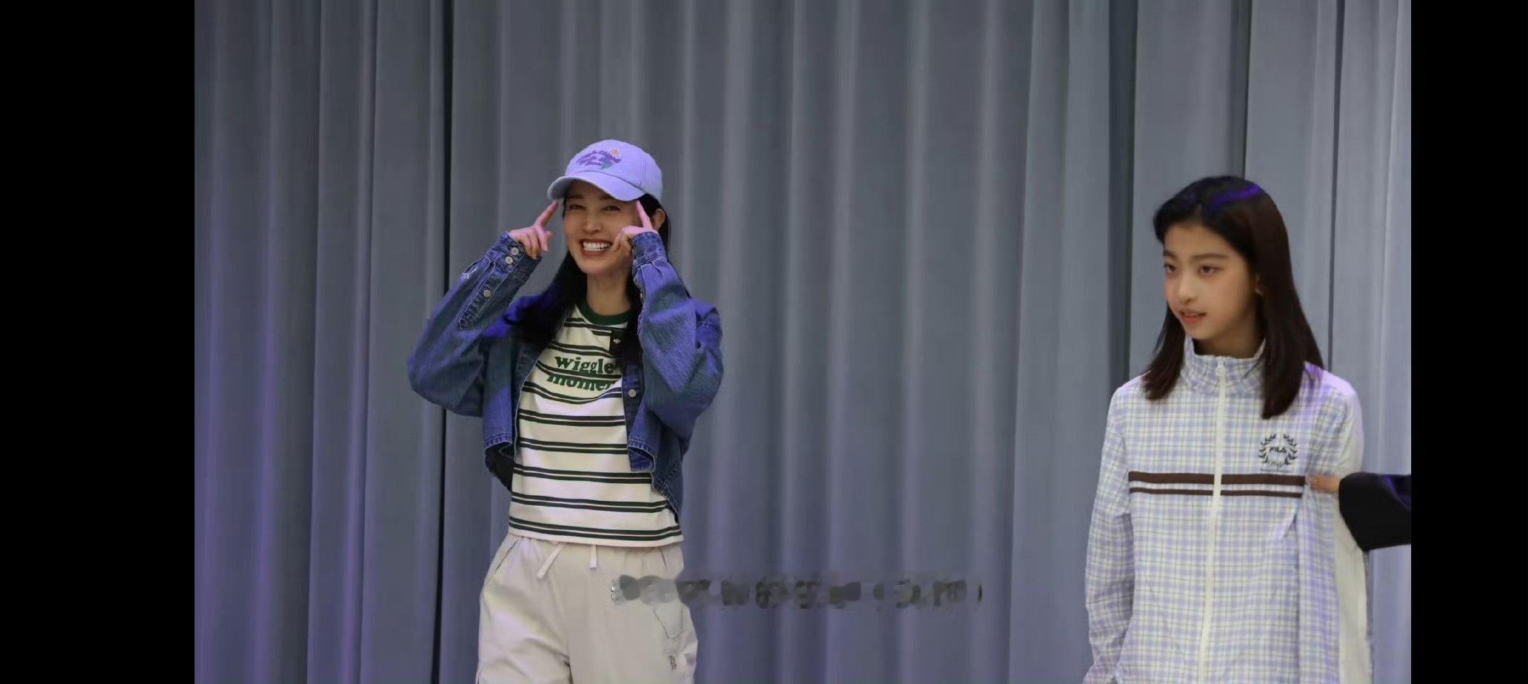 管乐被李雪女儿的学舞速度震惊到了 李雪女儿这是什么神仙速度，管乐直接看愣了。学一