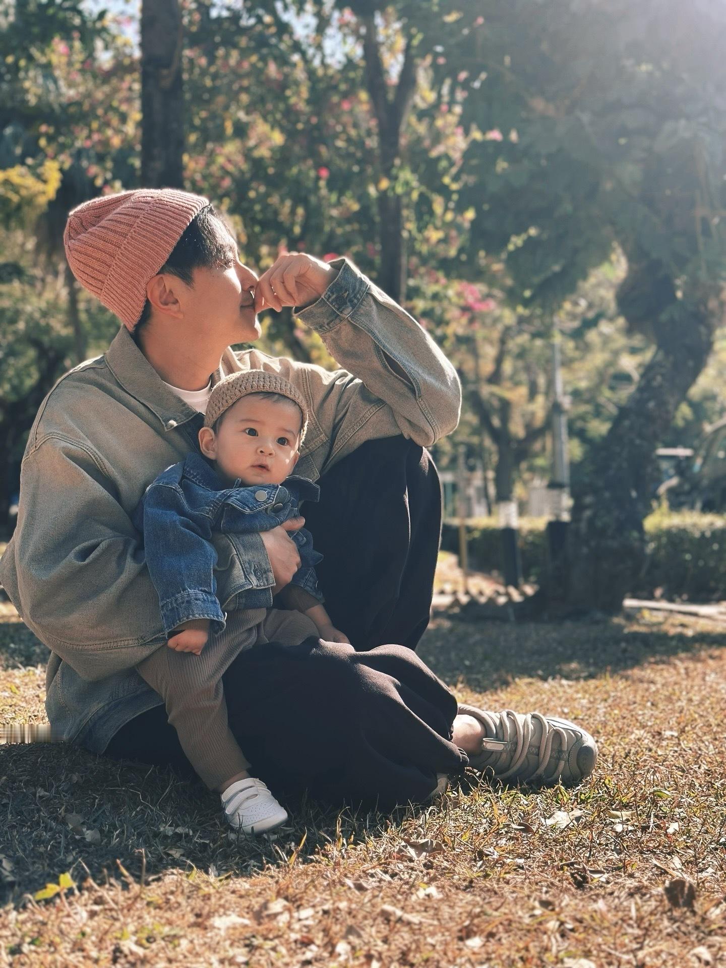 黄翠如晒萧正楠萧哈哈父子俩合照 