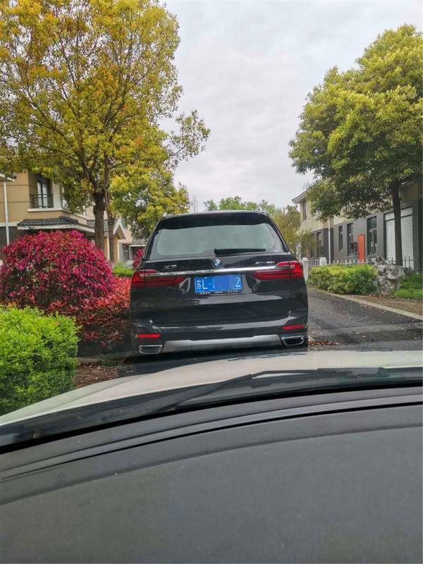 如果深爱的老公背叛我，我不会哭哭啼啼。首先得稳住情绪，收集他背叛的证据，这可是保