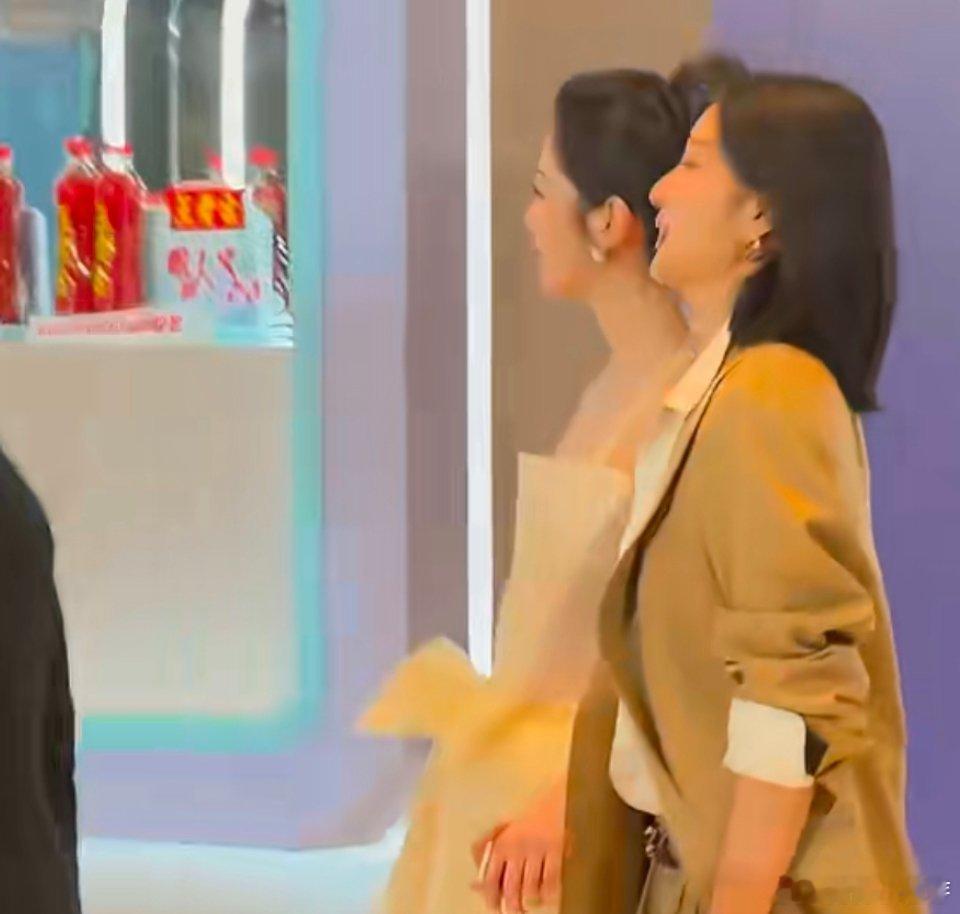 孙千向涵之 磕到了是谁像我一样，被孙千和向涵之牵手甜到不行！手指紧扣超戳心，边走