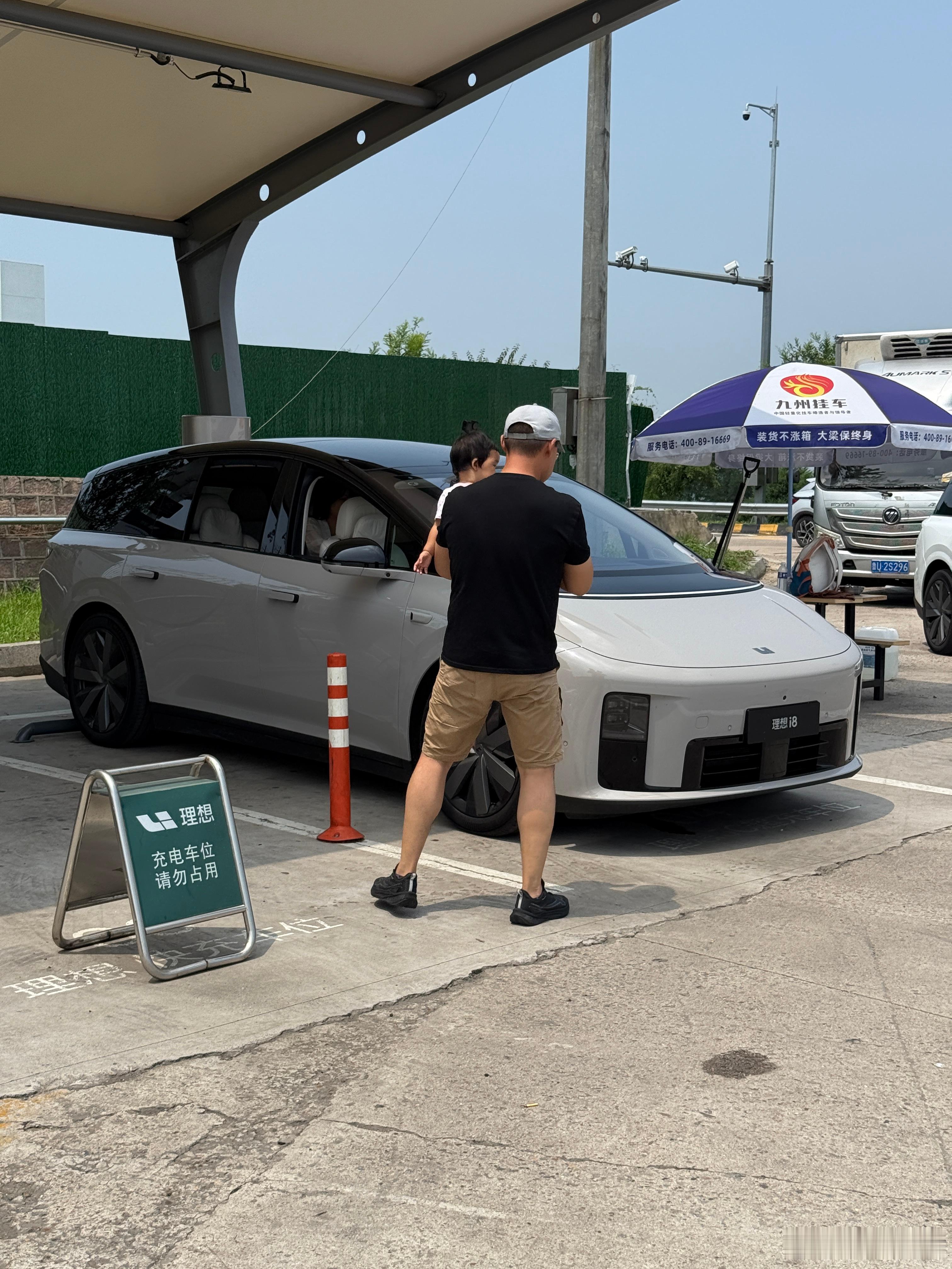 理想汽车真不愧是奶爸神车我们正在理想 5c 超充站测试理想i8充电速度旁边一个车