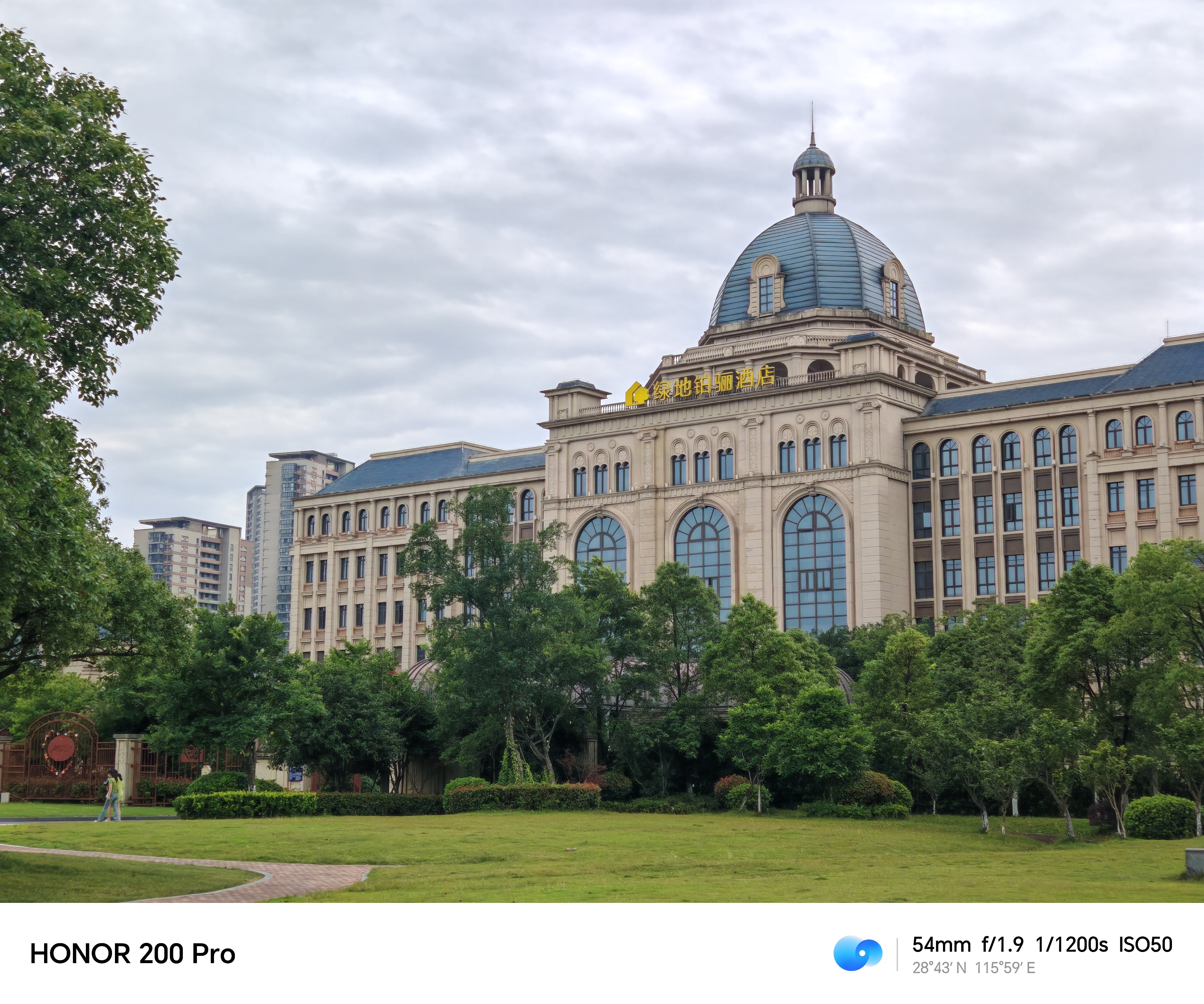 今日天气正好，出门带着#荣耀200# Pro嘎嘎出片[嘻嘻] ​​​