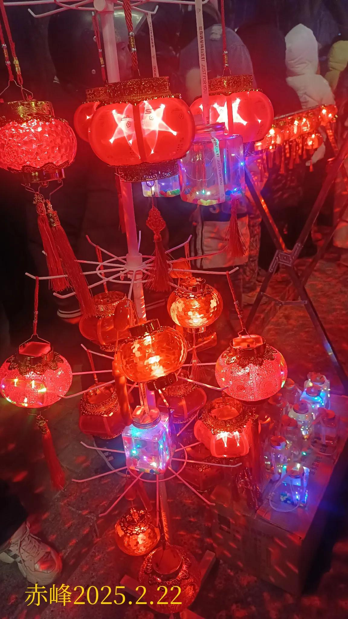 分享一张夜景图片随手一拍，正月里的夜空。