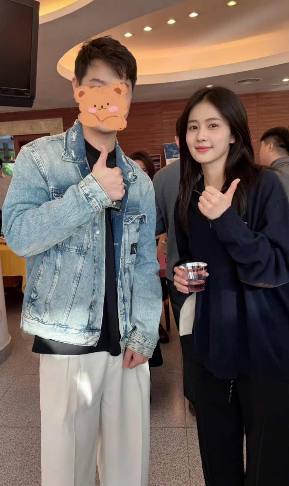 白鹿素颜与路人合照白鹿淡妆与粉丝合照我去白鹿素颜照片真的太美了吧也！！白鹿