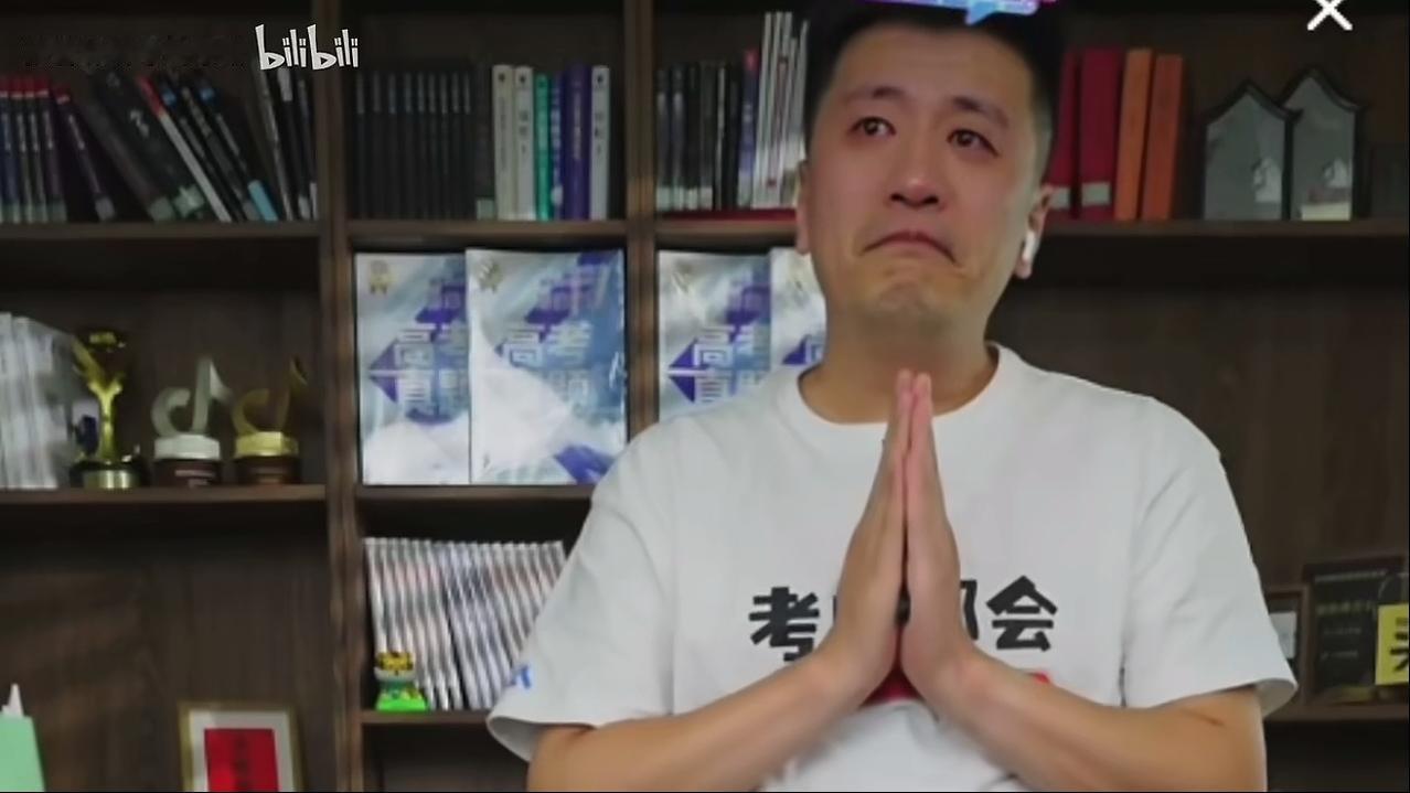 今天出门，刷了一路的视频，竟然都是一个人的名字——张雪峰！
心情错综复杂，千言万