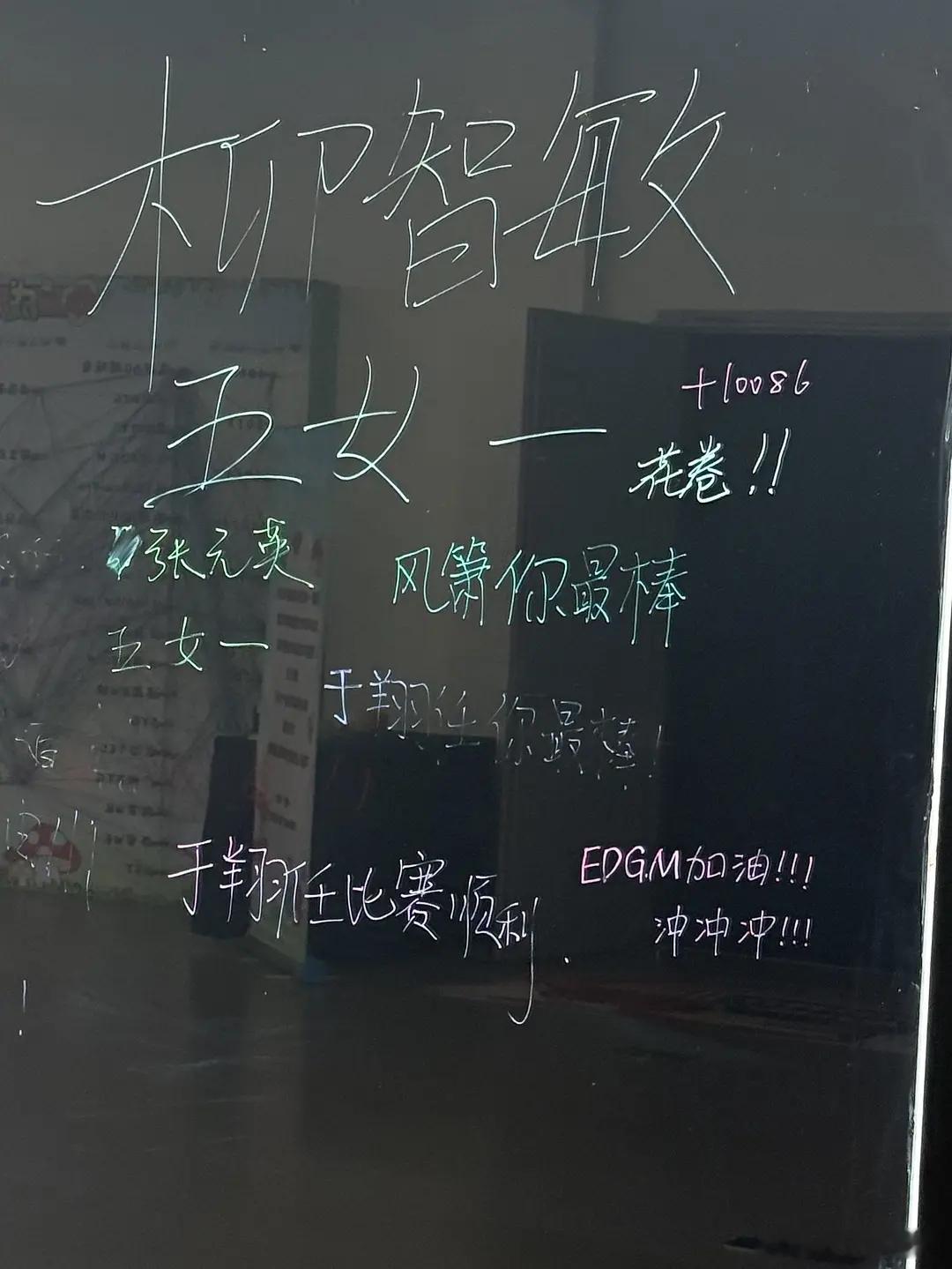 🔴上海场的应援板上有人写了柳/智/敏五女一和张/元/英五女一🤣王者荣耀KPL