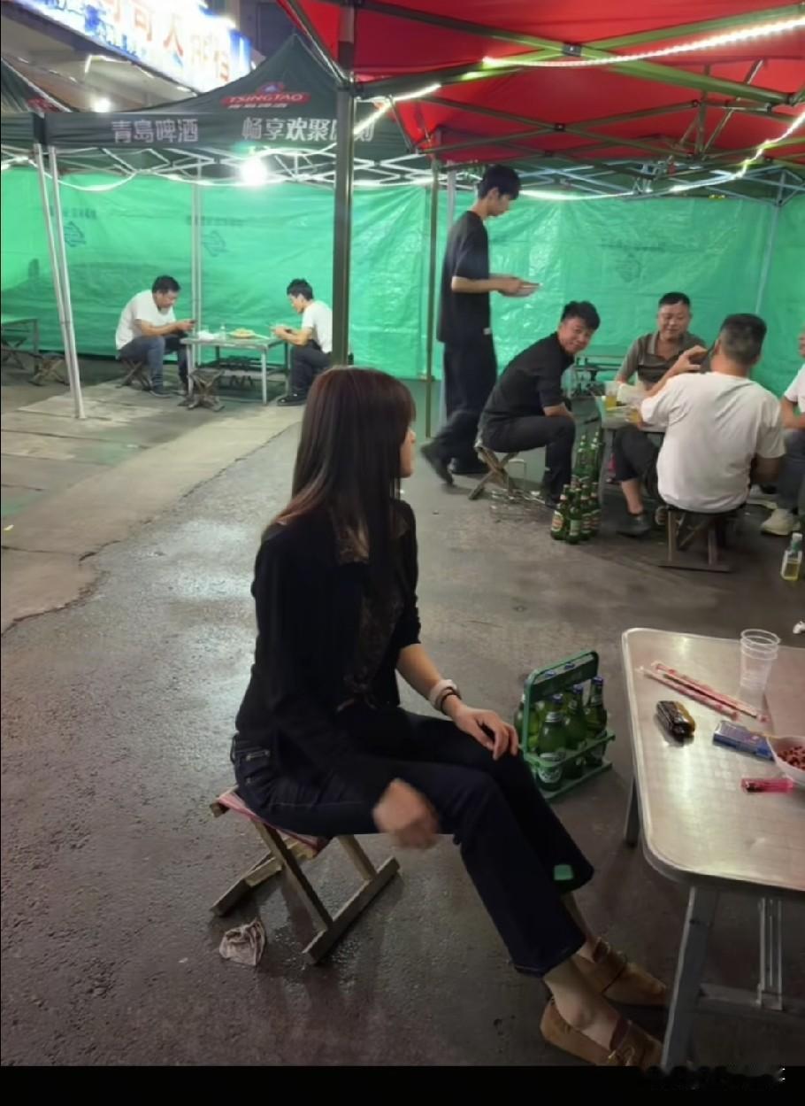 小姐姐挺能喝呀