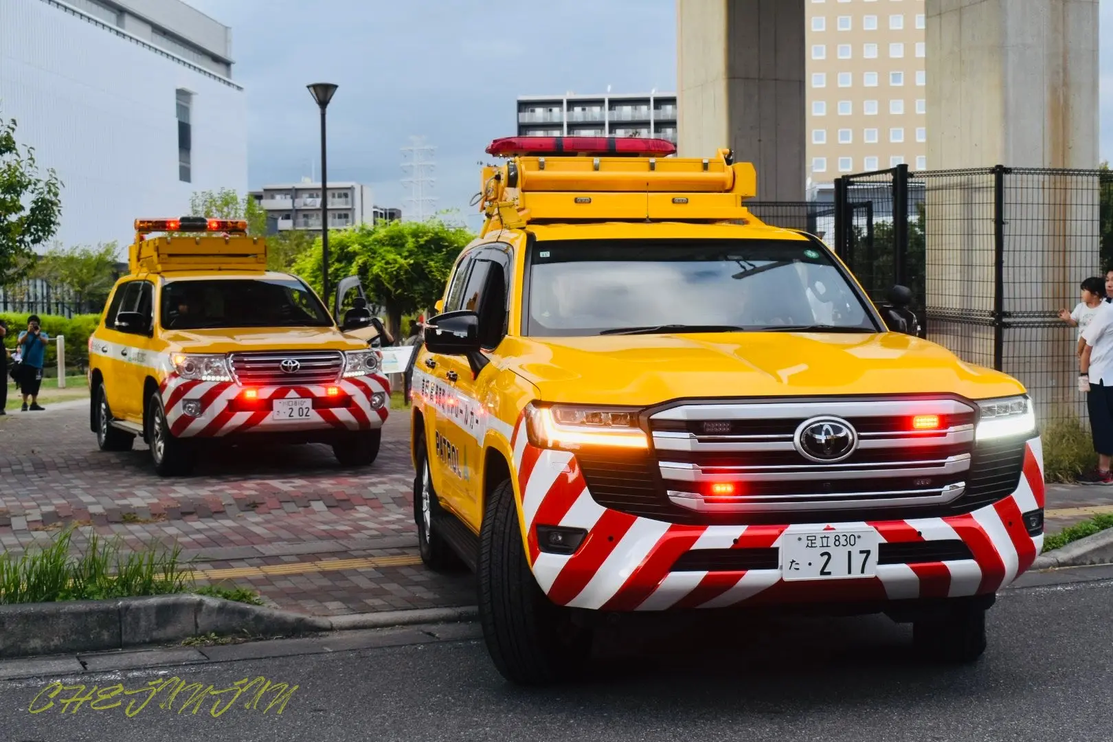 采购版陆地巡洋舰（霓虹版）。