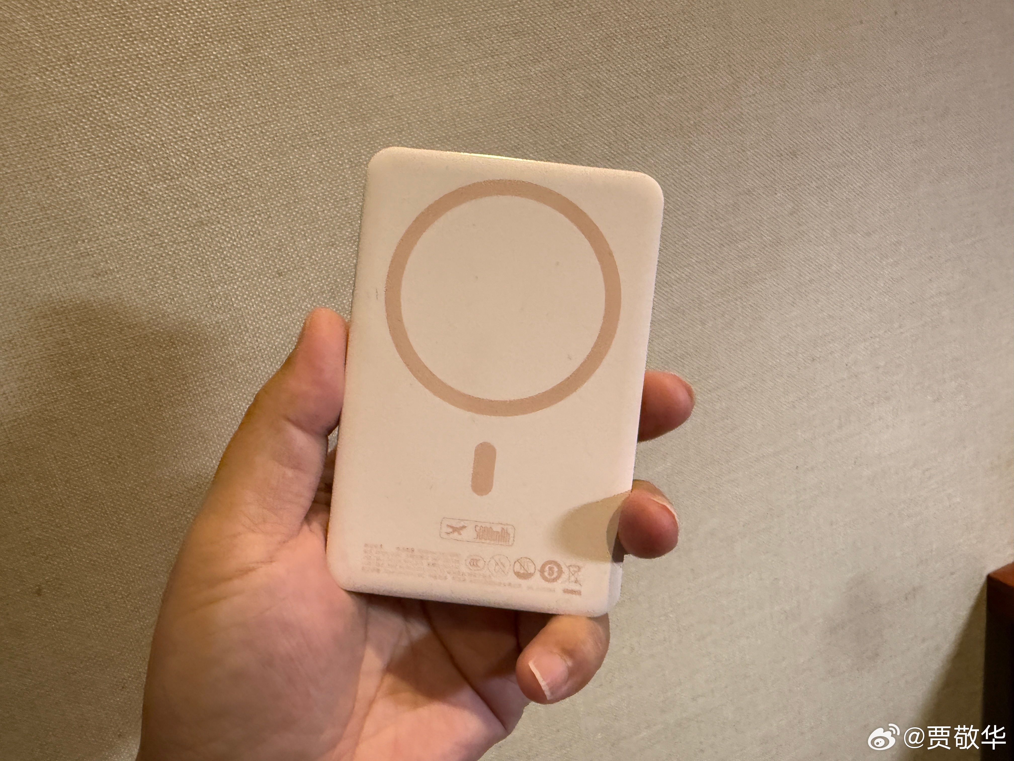 中午回老家吃大席，要呆到晚上才回来，要不要给苹果手机带个充电宝呢？安卓手机充满电