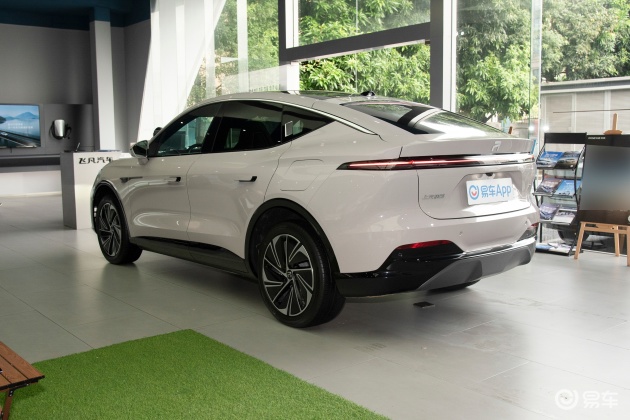 [小鲨帮选车]荣威终于妥协，咄咄逼人的后浪