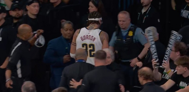 阿隆.戈登返回更衣室 掘金vs森林狼 nba季后赛