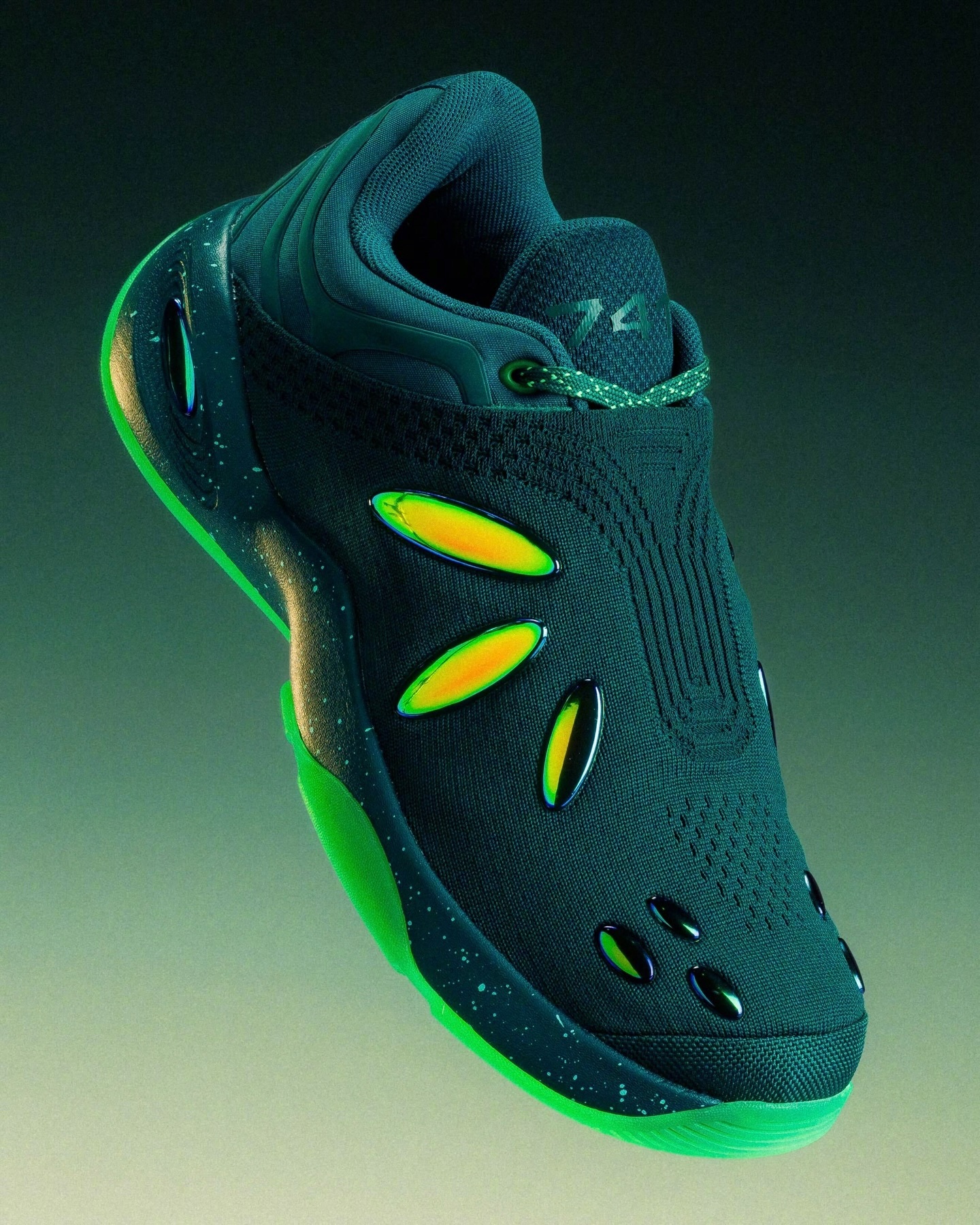 杰伦-布朗又发布了两款新配色741 Rover “Energy Pack”，绿色