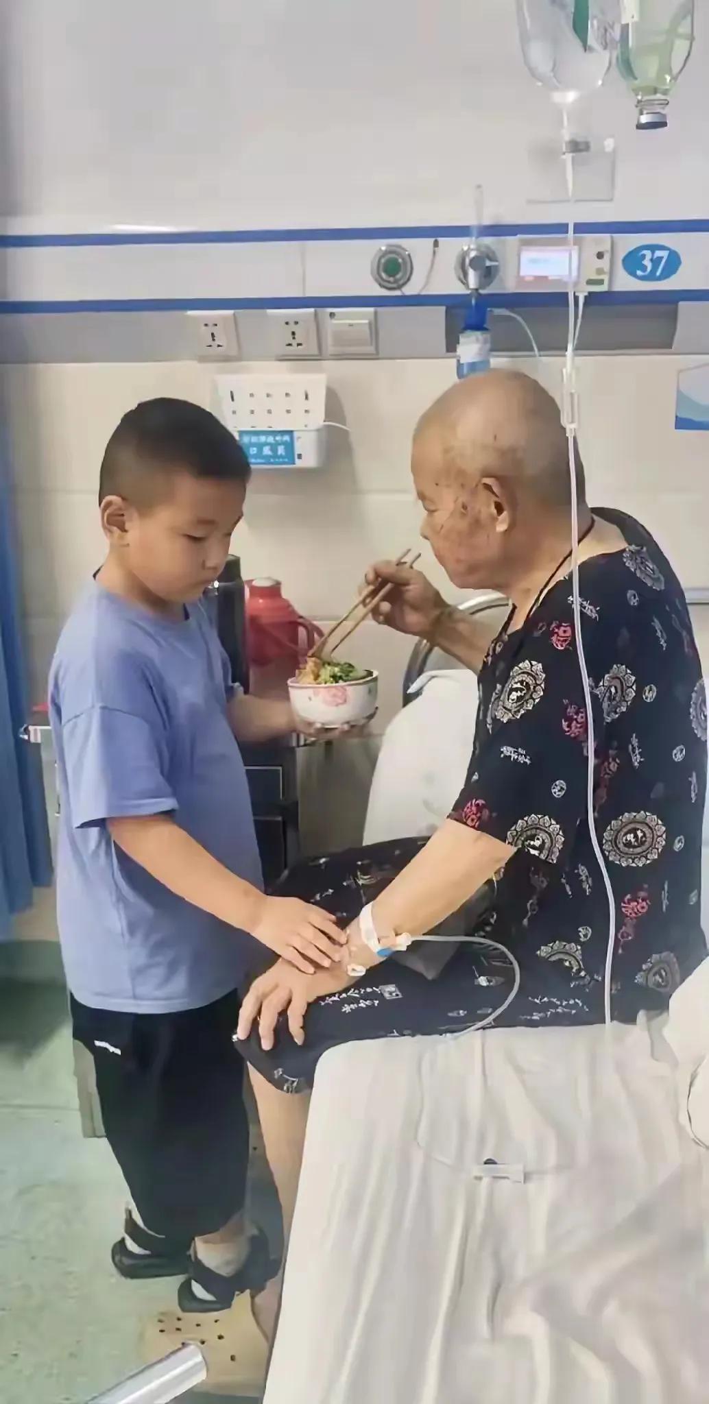 在医院里暖心的一幕！近日，广东清远的一个小乡镇的医院里，只见一位正在打吊针的老大