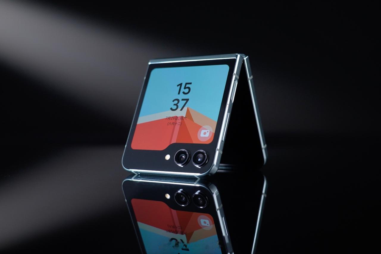 
三星Galaxy折叠屏系列新品国行发布会进行中，先来组Z Flip5和Z Fo