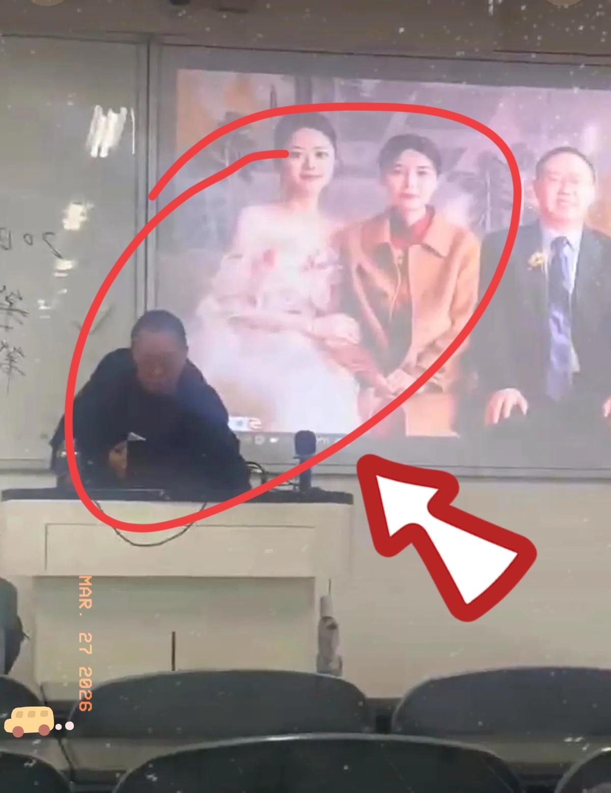 讲台前的一次投屏失误！
看似偶然的意外！
本质都是职业分寸感的失守！
 
大学课