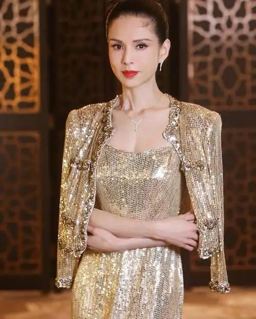 60岁的李若彤最近凭短剧《夫人她专治不服4》里的“纨绔外婆”薛香兰刷了屏，直接打