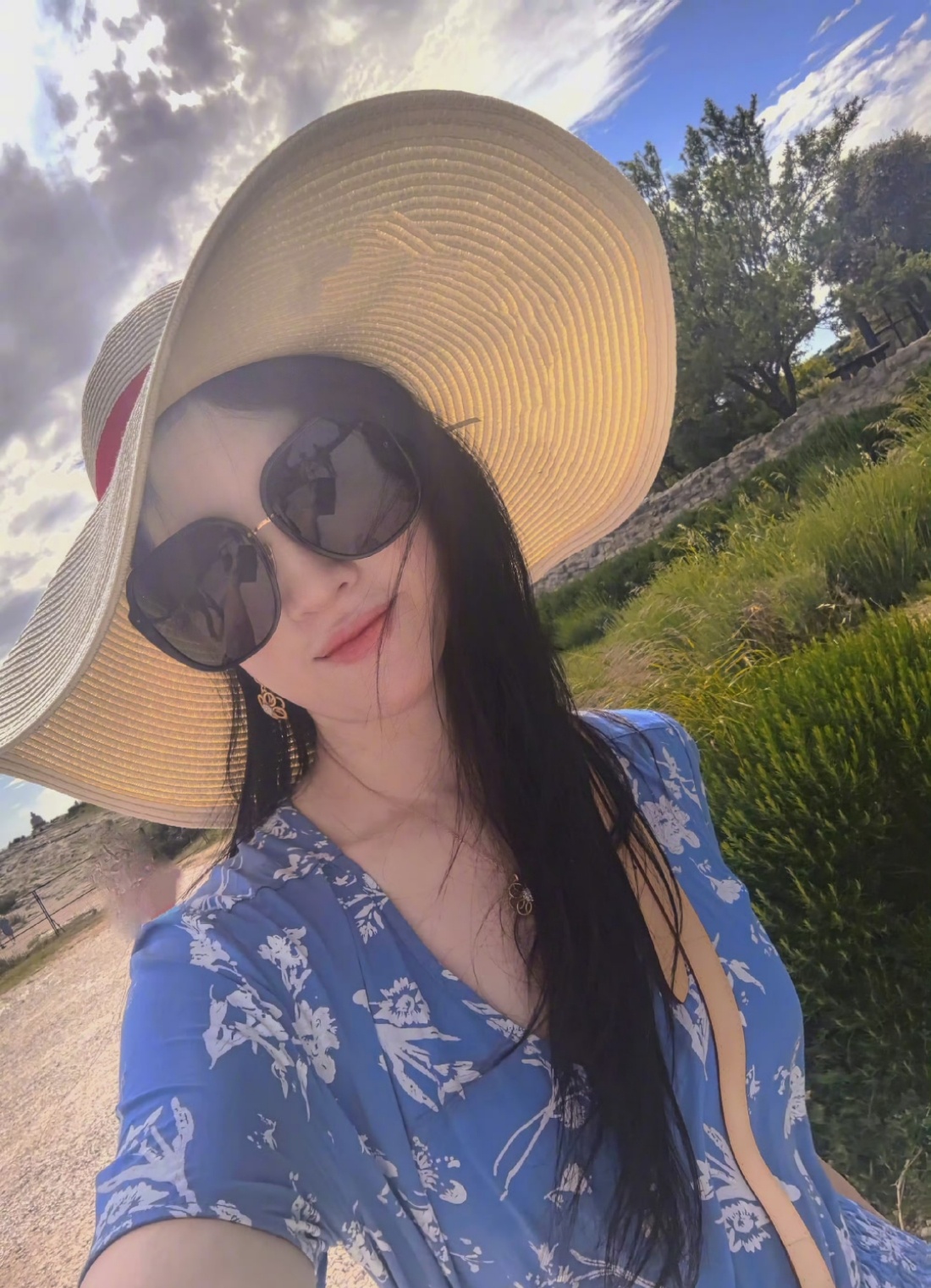 戛纳偶遇刘亦菲吃越南粉就等着姐姐的旅行明信片咧，隔着屏幕都闻到了薰衣草的味道啦[
