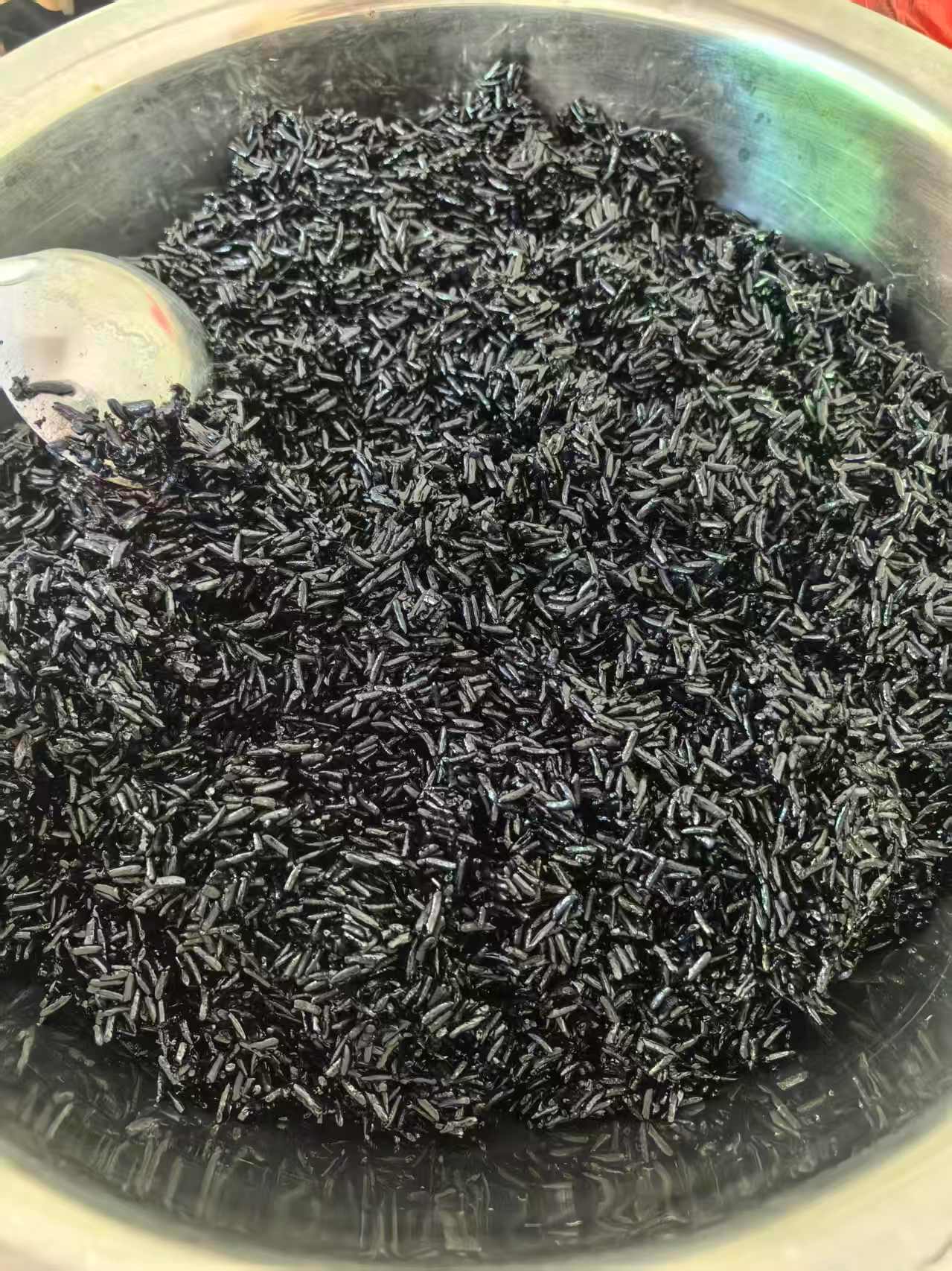 《杨家姑娘》熟悉的黑米饭，很多年没吃过了。侗族杨家 每年的四月初八都会吃黑米饭?
