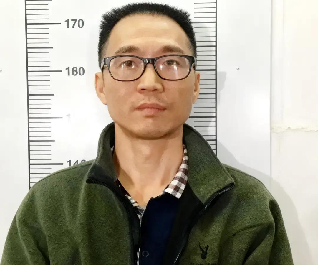 1995年，广东高干子弟陈恂敏劫走1500万现金，还害死了运钞员。他却隐姓埋名2