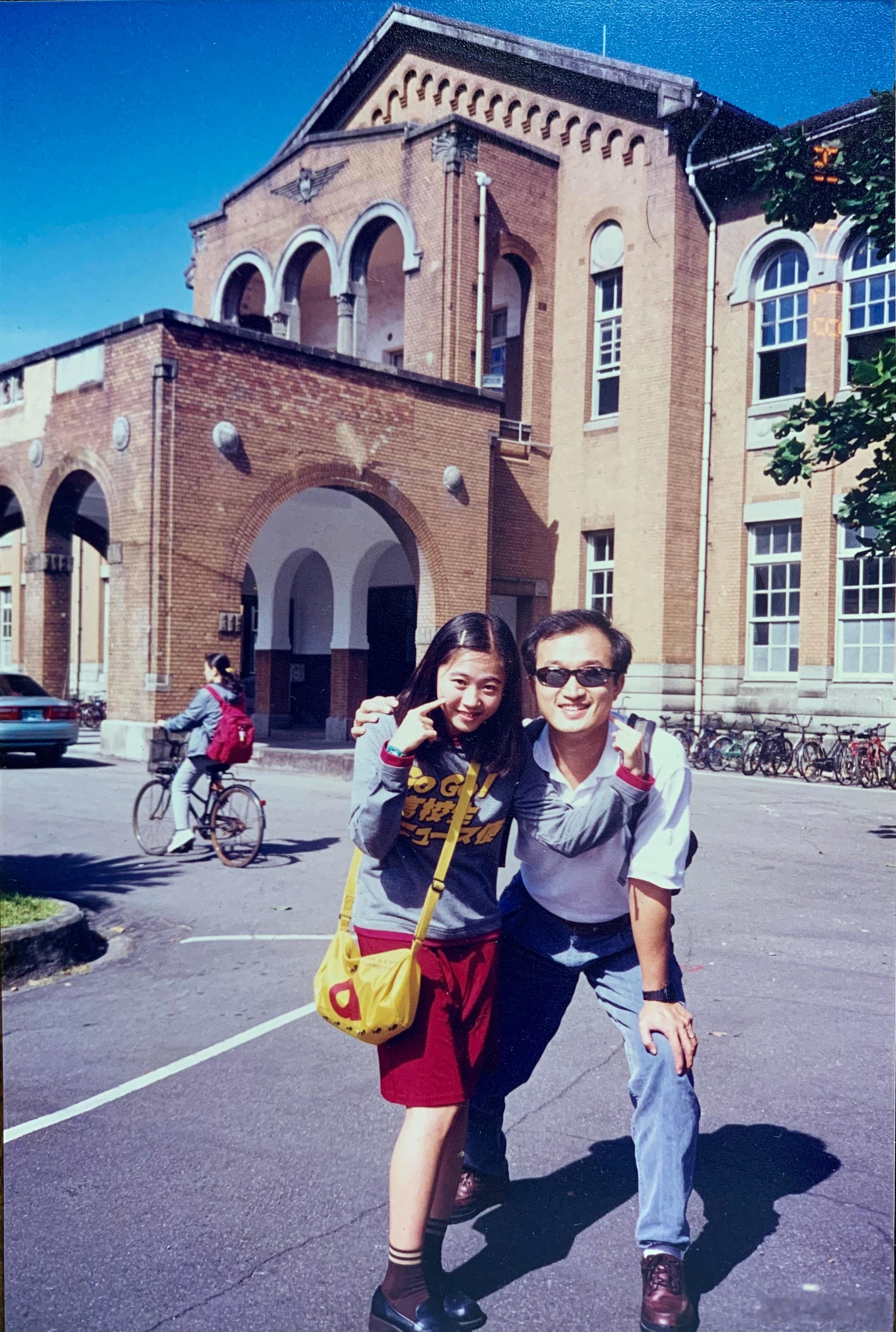 老照片，1998年11月14日在台大（台湾大学）文学院门口所摄。照片中的女生姓郑