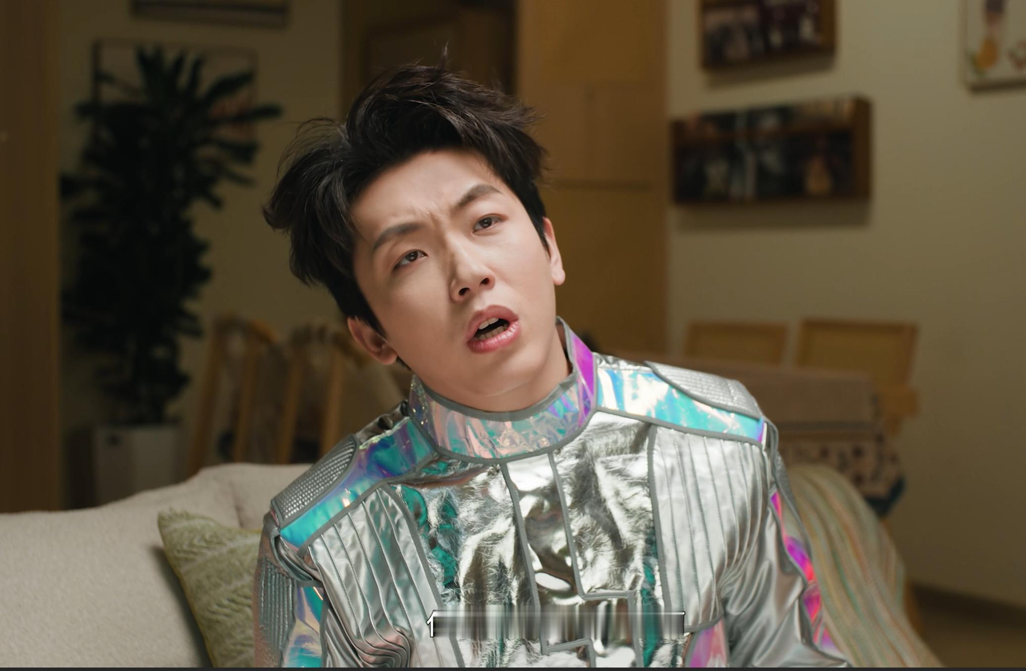 外星人被地球人的家震惊到了张兴朝李嘉诚外星人一进家门就被各种“自动骚操作”整不会