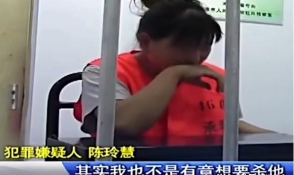 妻子背过身，往丈夫的酒杯里滴了三滴液体。丈夫没察觉，端起来一饮而尽。三天后他开始