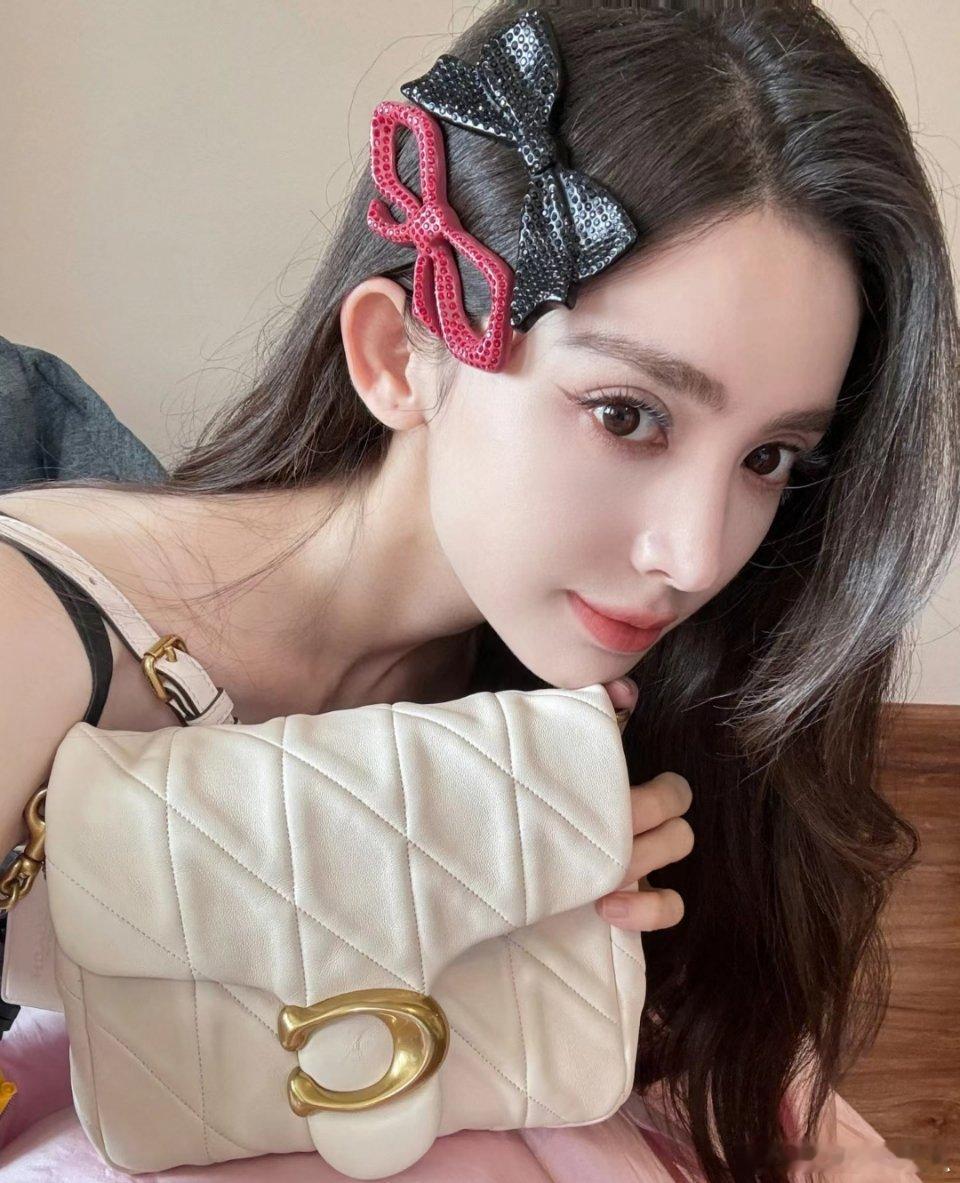 有时候甚至感觉娜扎需要反像p图 ​​​