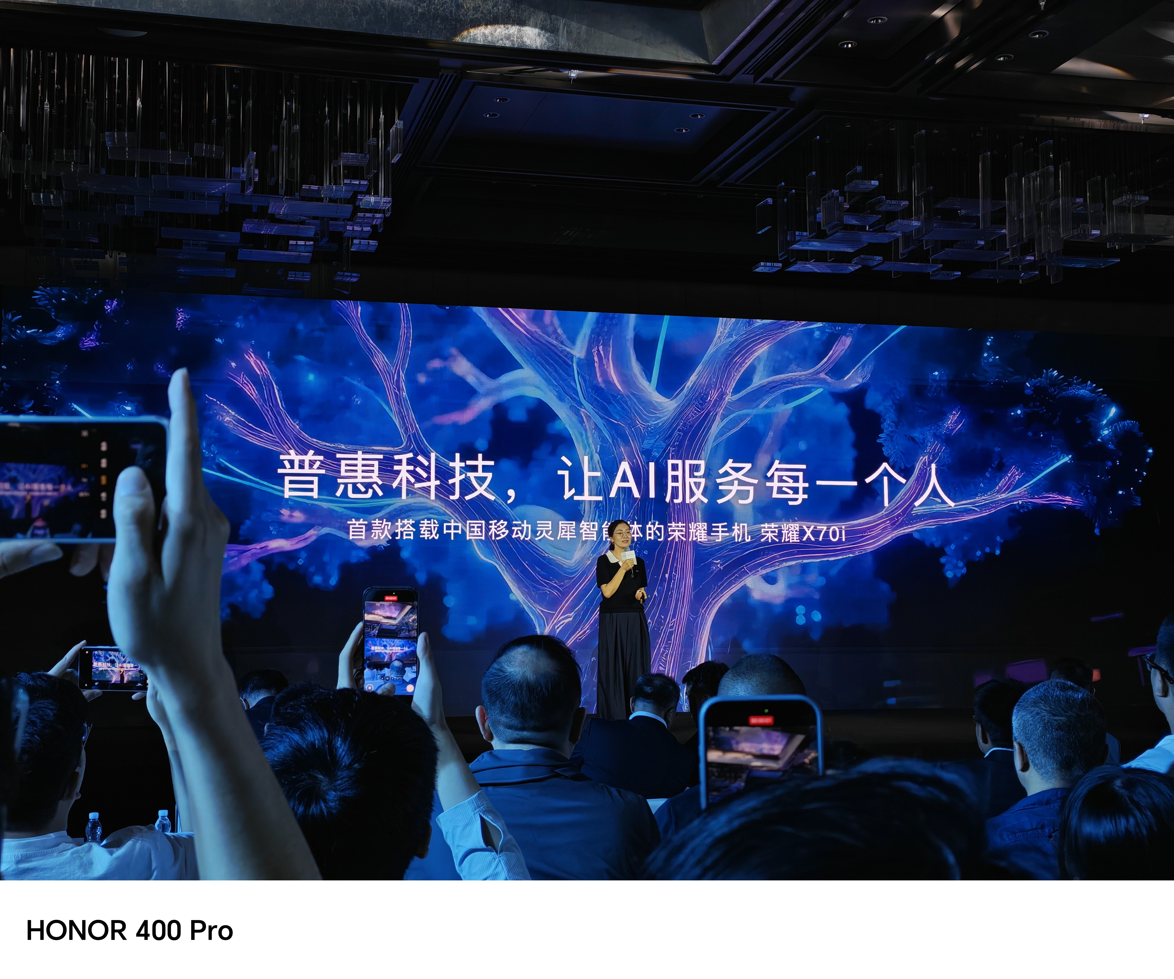 荣耀X70i是首款搭载中国移动灵犀智能体的手机。荣耀X70i的硬件配置也曝光了，