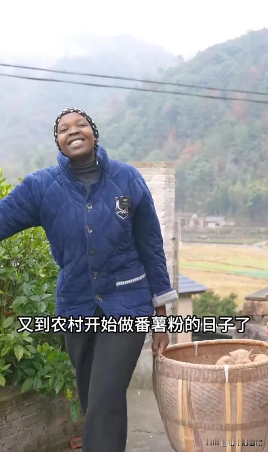 肉丝和老公吴建云时常制作当地的传统美食并向大家展示。这期视频是山粉鳅。

当网友