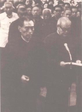 1975年6月，中共中央在八宝山革命公墓举行了贺龙骨灰安放仪式。仪式由叶剑英主持