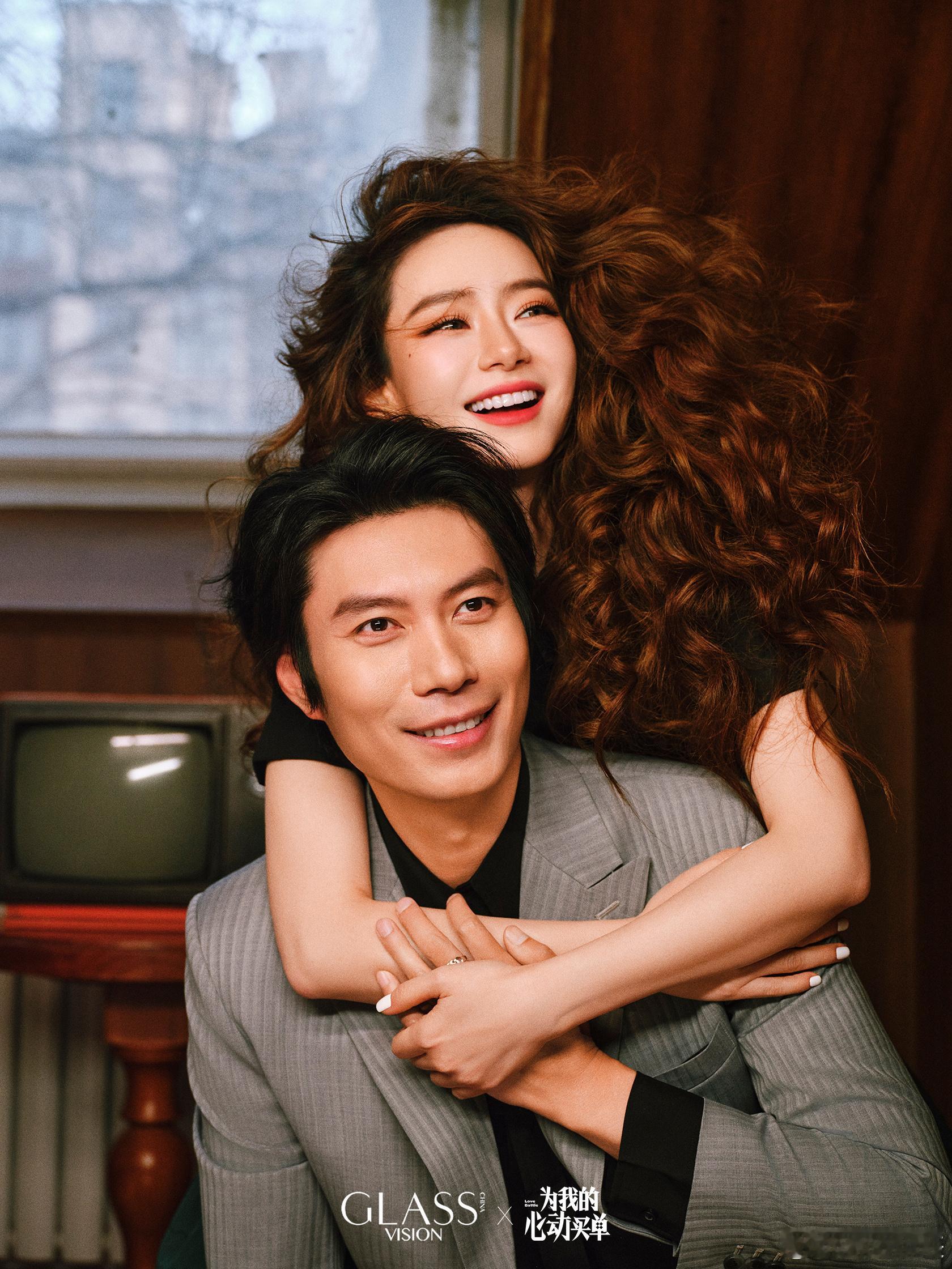 年度最不好笑红毯倒数第一名！艾伦踩到戚薇裙摆，两人全程“零互动”只敢摆手，你俩之