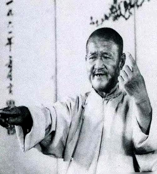 张寿臣当年逼马三立降辈，马三立既没吵也没让。
张寿臣是寿字辈门长，当时相声界公