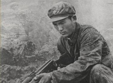 1979年，郑宏余被七八名越军包围，越军见他只有一个人，就喊话让他投降，郑宏余听