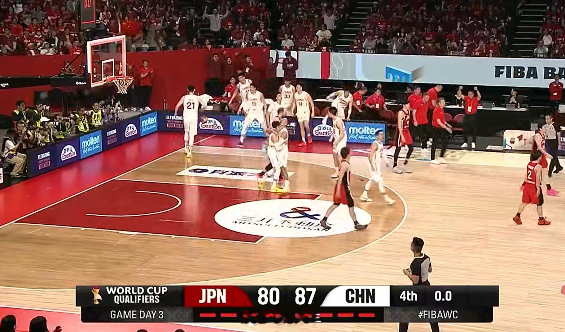 87比80，中国男篮在客场顶住了近乎恐怖的对抗和吹罚压力，击败了日本男篮，拿到一