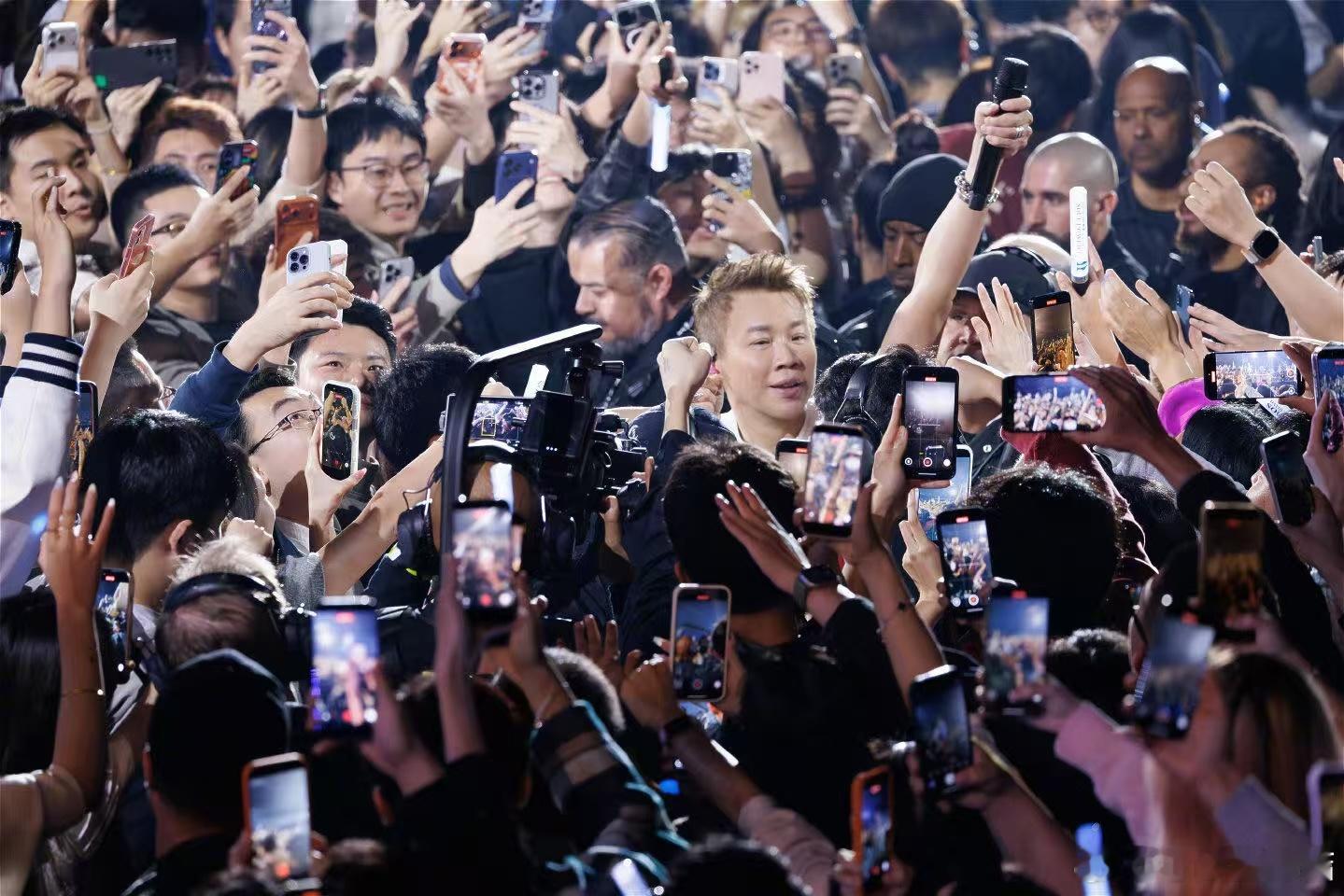 陶喆把感谢唱进了79场里的2025巡演完美收官！洛杉矶唱完最后一场后DT也发文感