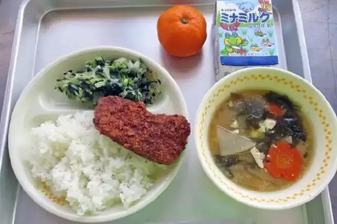 日本中产家长开始向下比节省，女儿午餐带了块肉脯，就被举报。老师批评太奢侈了！
