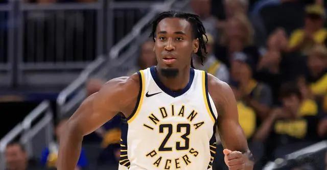大胜打进季中锦标赛决赛，詹姆斯连创NBA历史第一和历史第二纪录。
由于在第一场半