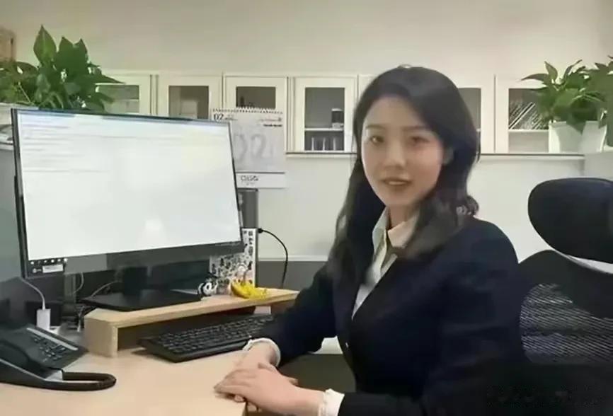 头条用户@熊胖胖说事儿 发文称：董某槿回公司办理离职，她原来的同事表示：她很难过