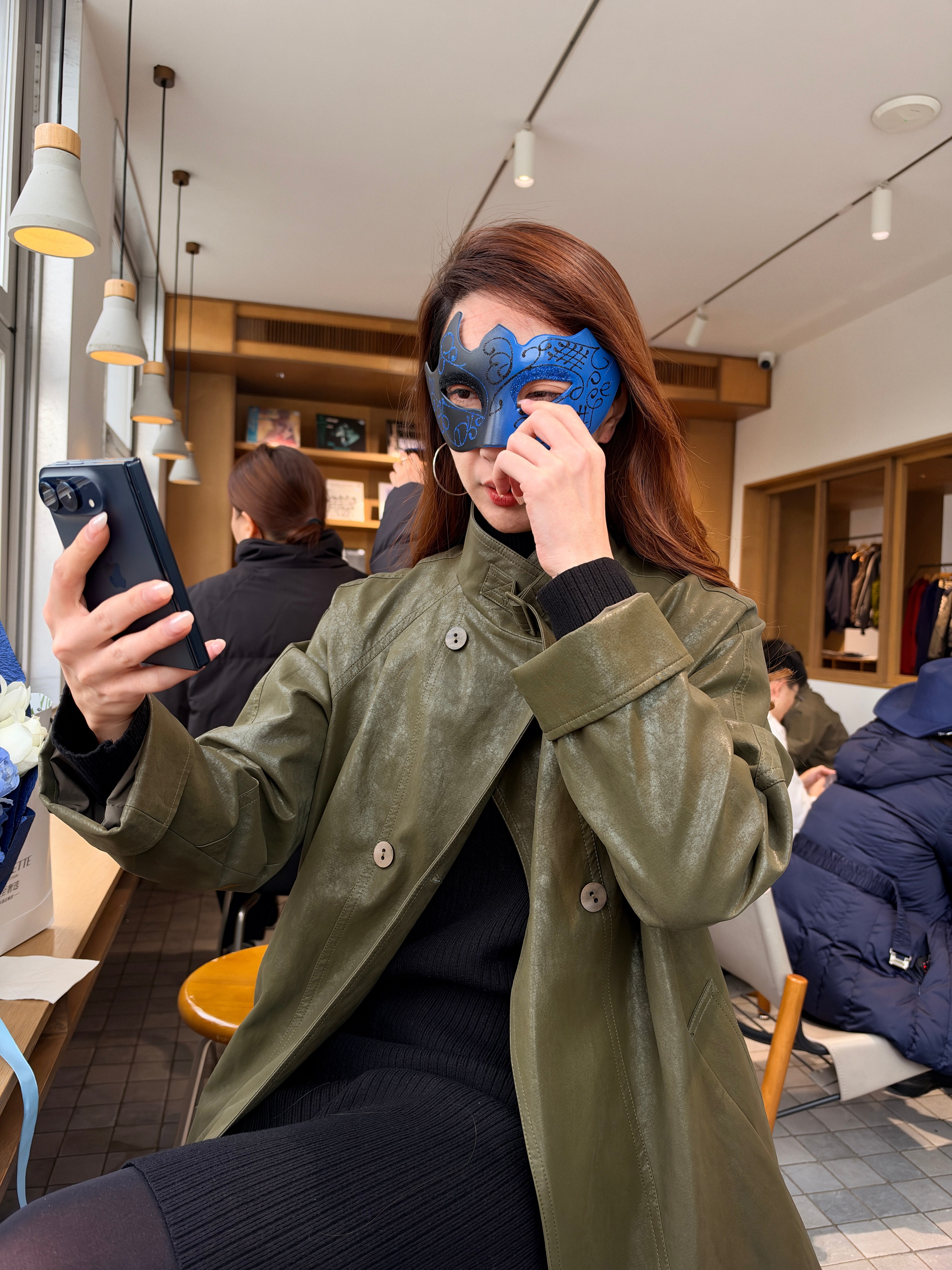 见到了 iPhone Duo 路跑版…但是相机 app 还没适配，太影响美女们出