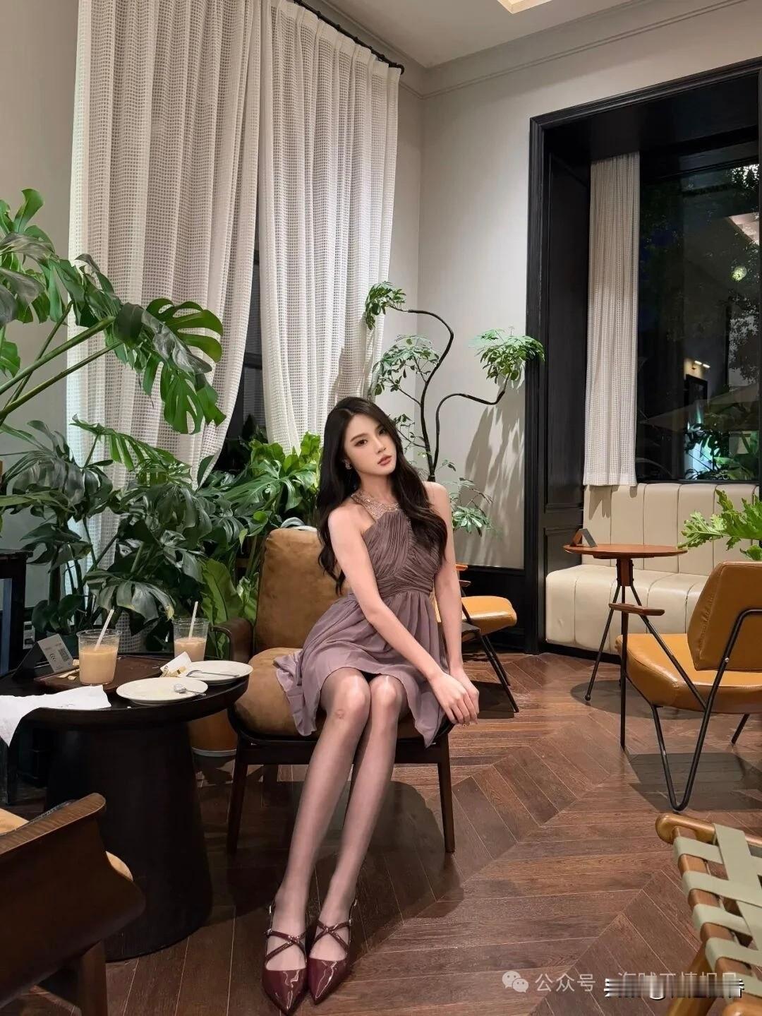 优雅咖啡馆，绿植环绕，时尚穿搭，尽显女性魅力