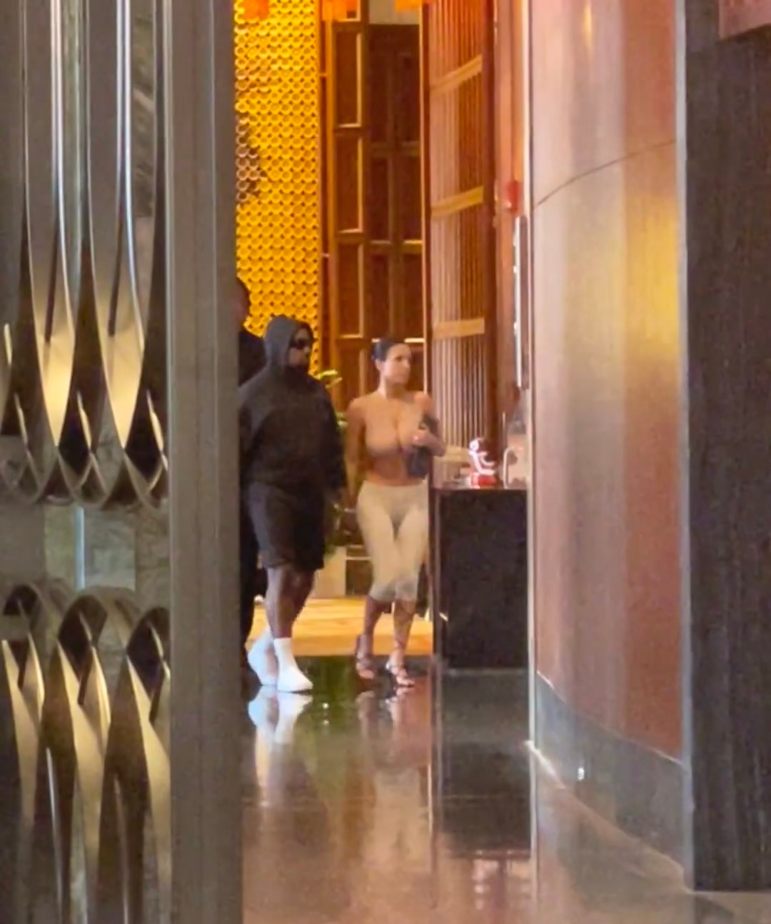 侃爷和她媳妇到海口几天后，侃爷妻子的穿着也越来越大胆了[doge]#跨出夏日波篮