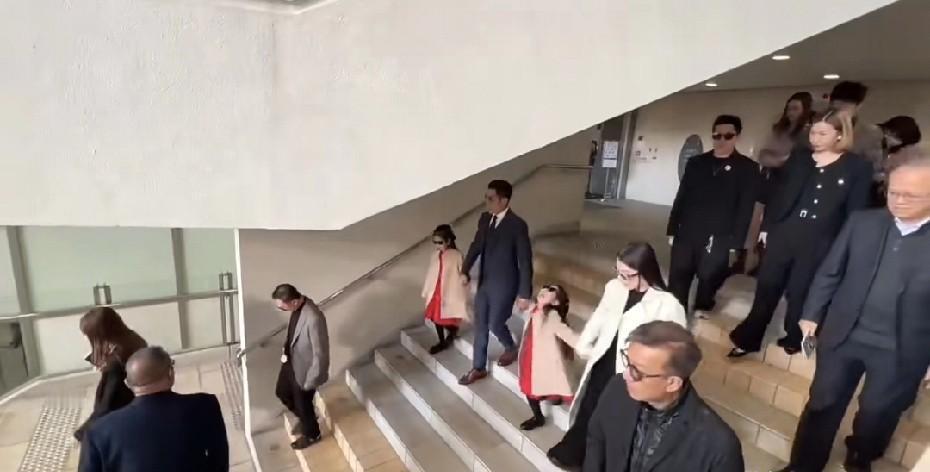 天王嫂方媛生完三胎后首次亮相！
这状态也太绝了吧！
1月11日郭富城带全家看赛马