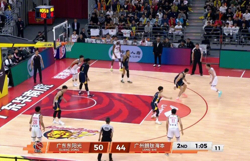 杜锋重视郭艾伦比对外援还要重视，只要郭艾伦一拿球就让两个人去夹击，多次造成郭艾伦