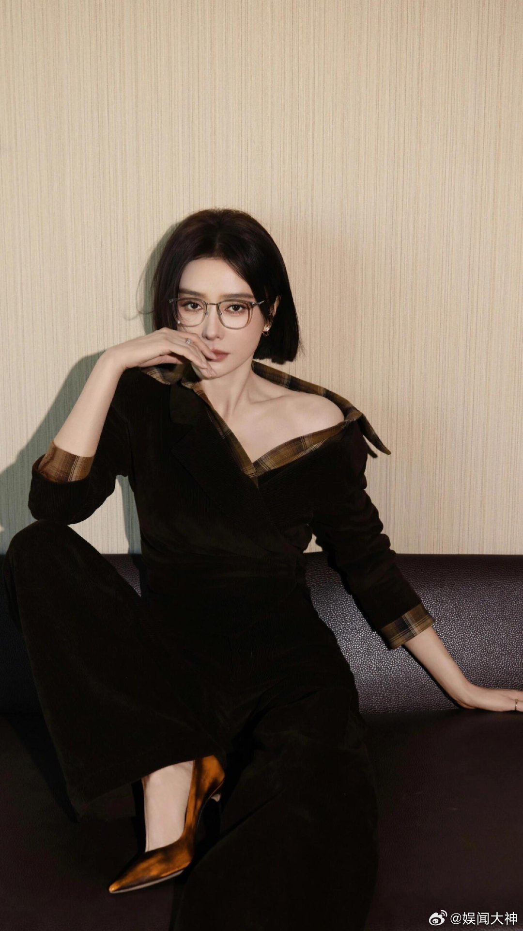 秦岚拿两个垃圾桶泡脚秦岚泡脚一脚一个垃圾桶谁懂秦岚的反差感，温柔贴心把桶让给别人