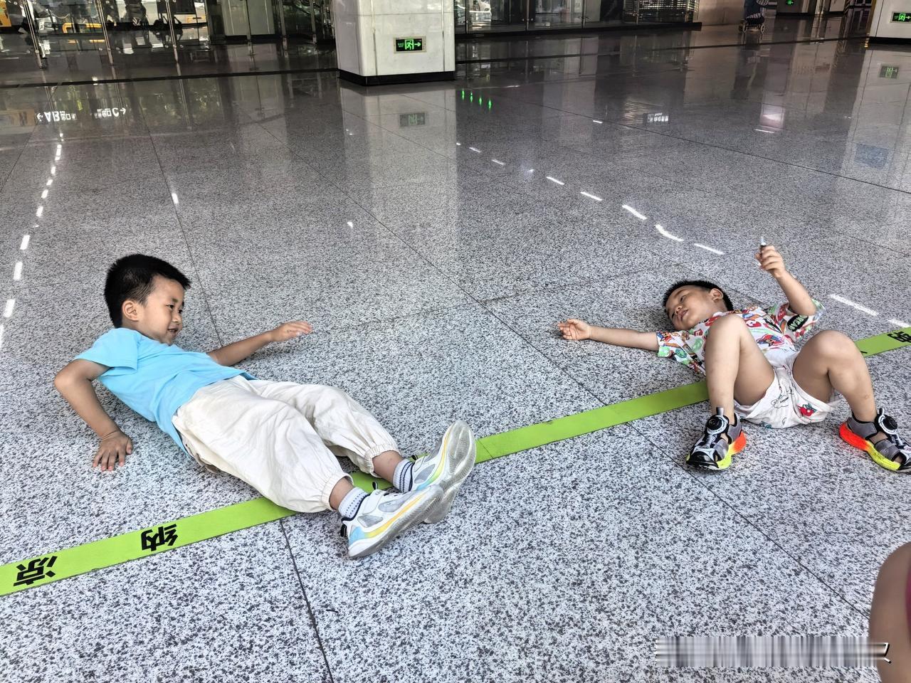 为了不影响楼下邻居，早上六点多，两个孙子就被妈妈带到小区外面去玩。

我家两个孙