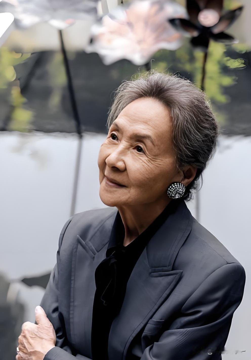 开始理解吴彦姝了，

88岁的年纪还总时刻精致优雅，

不是钱多而是她有个制胜的